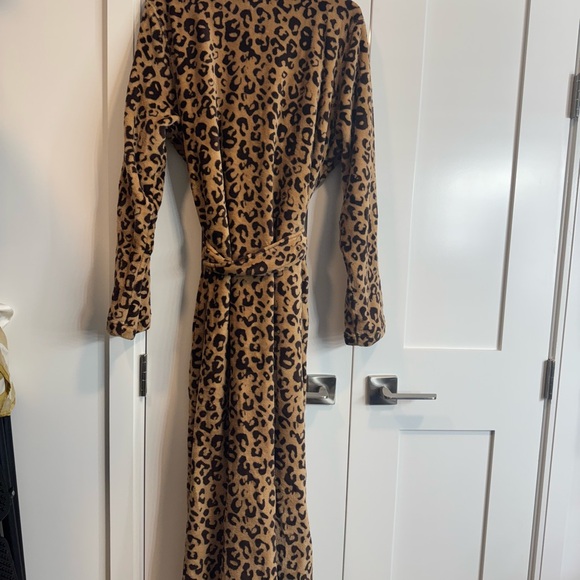 UGG Leopard Print Robe - Picture 3 of 5